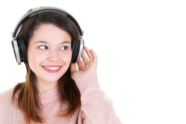 Portret Młodej Kobiety Uśmiechający Się Muzyka Słuchawki Wyglądają Puste Miejsce — Zdjęcie stockowe