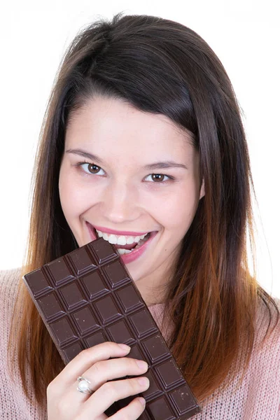 チョコレートを噛んで満足しているかわいい女の子の肖像画の肖像画バー — ストック写真