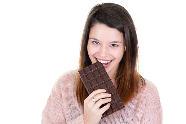 Jonge Vrouw Lachen Gebreide Roze Trui Hand Bijten Eten Chocoladereep — Stockfoto