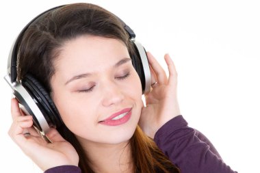 Genç güzellik esmer genç kadın kulaklık closeup beyaz arka planda müzik keyfi