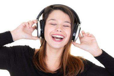 Beyaz arka plan üzerinde dans müzik şarkı dinlerken kulaklık güzel genç kadın