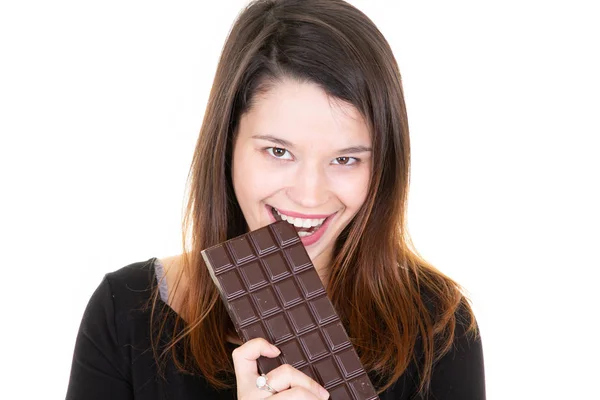 Portret Van Een Tevreden Mooi Meisje Bijten Chocoladereep Glimlachend Witte — Stockfoto