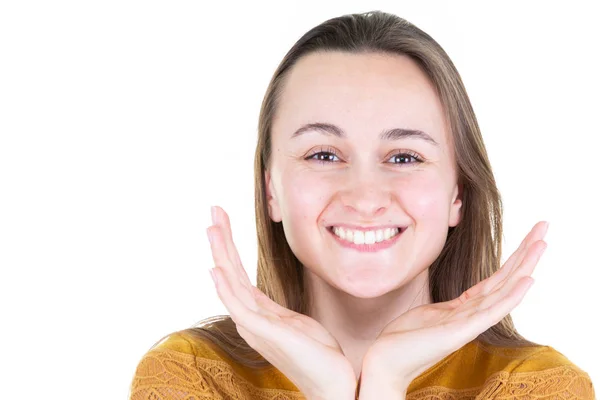 Sfondo Bianco Carino Sorrisi Giovane Donna Guardando Fotocamera Alzando Mani — Foto Stock