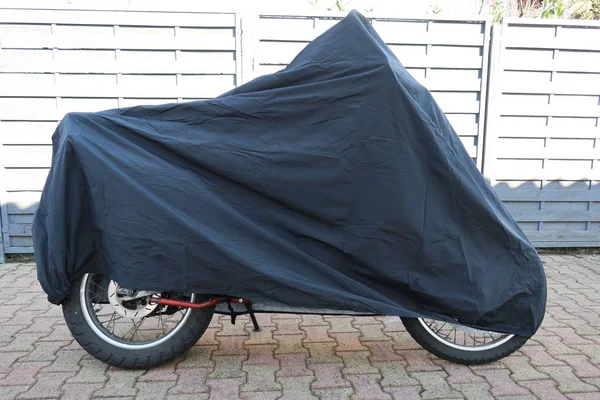 Zaparkowane Motocykl Pokrywą Ochronną Ulicy — Zdjęcie stockowe