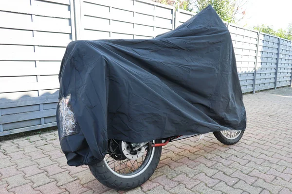 Motocykl Pokryte Szary Pokrywa Blisko Ściany Ulicy — Zdjęcie stockowe