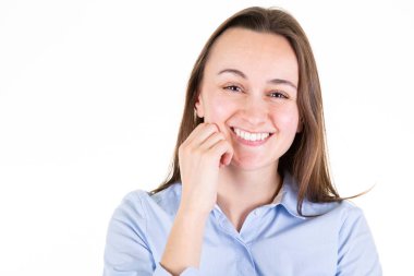 Sana bakarken kendinden emin bir kadın portresi el çeneme