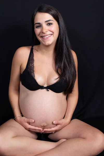 Vackra Porträtt Ung Gravid Kvinna Underkläder Sitta Svart Golv Bakgrund — Stockfoto