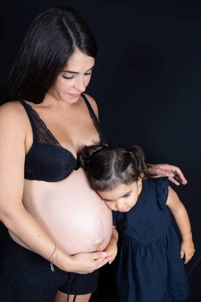 Gelukkig Kind Meisje Dochter Bedrijf Buik Van Zwangere Vrouw Moeder — Stockfoto