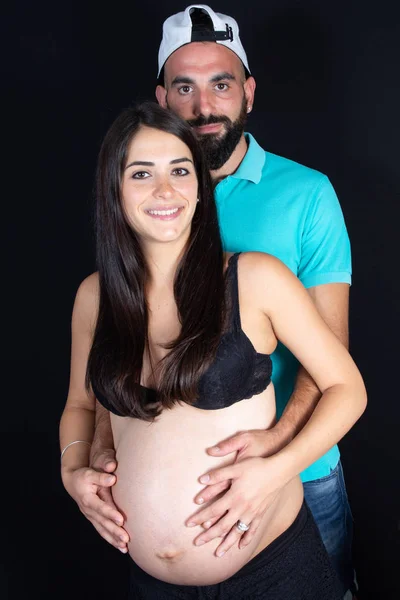 Zwangere Paar Man Zijn Vrouw Buik Met Handen Aan Raken — Stockfoto