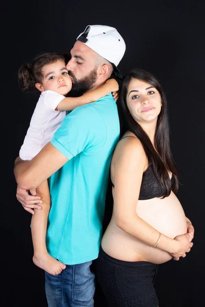 Heureux Père Famille Fille Enfant Fille Embrassant Ventre Mère Enceinte — Photo