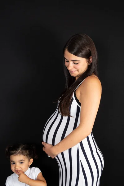 Kleines Mädchen Schwarzen Hintergrund Mit Ihrem Schwangerschaftsbauch — Stockfoto