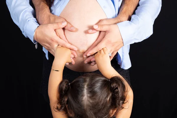 Tochter Berührt Bauch Ihrer Schwangeren Mutter — Stockfoto