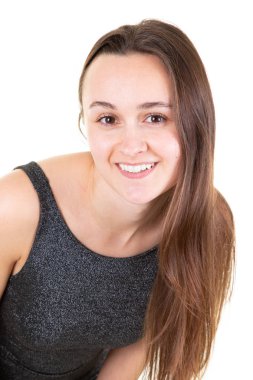 Genç portre güzel kadın gülümseyerek beyaz arka planda izole