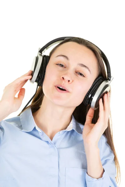 Hermosa Joven Auriculares Escuchando Música Cantando Sobre Fondo Blanco — Foto de Stock