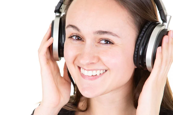 Szczęśliwa Młoda Dziewczyna Słuchanie Muzyki Słuchawkach Uśmiech Zadowolony — Zdjęcie stockowe