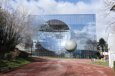 Poitiers, Nouvelle Aquitaine / Fransa - 03-02-2019: Futuroscope birinin esas olarak metal ve cam inşa edilir ve kendi tasarımı mimar Denis Laming tarafından önderlik etti