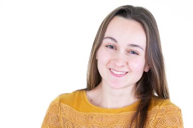 güzel genç kadın üzerinde beyaz izole kamera bakıyor
