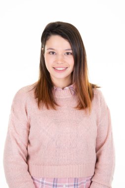 Beyaz arka plan üzerinde izole portre gülümseyen genç kadın