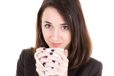 Aroma kahve içecek kupa Kupası'nda kokulu düşünceli genç kadın kapatmak