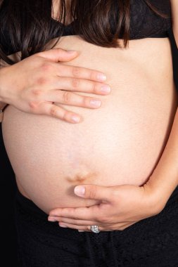 Beyaz arka plan sağlıklı gebelik kavramı üzerinde genç çıplak karın hamile kadın