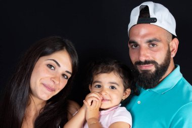 Siyah arka plan üç kişi mutlu anne çocuk baba anne ve kızı Isolated ile aile