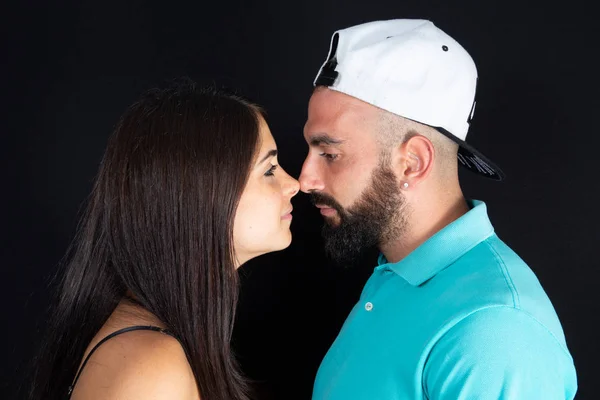 Alegre Sorrindo Casal Amor Abraçando Fundo Preto — Fotografia de Stock