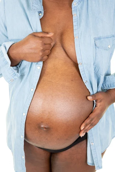 前非洲黑人妇女腹部在蓝色开放衬衫在黑色背景 — 图库照片