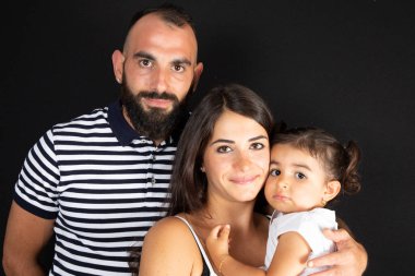 Arap aile portre studio siyah arka plan baba anne ve oğlu birlikte poz içinde