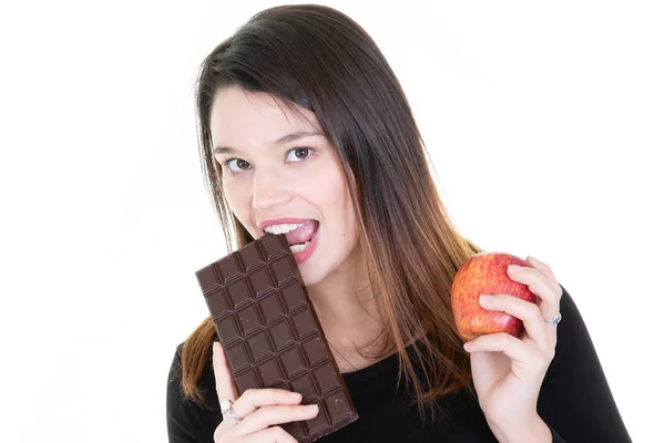 Jonge Vrouw Aarzelt Tussen Een Chocolade Een Appel — Stockfoto