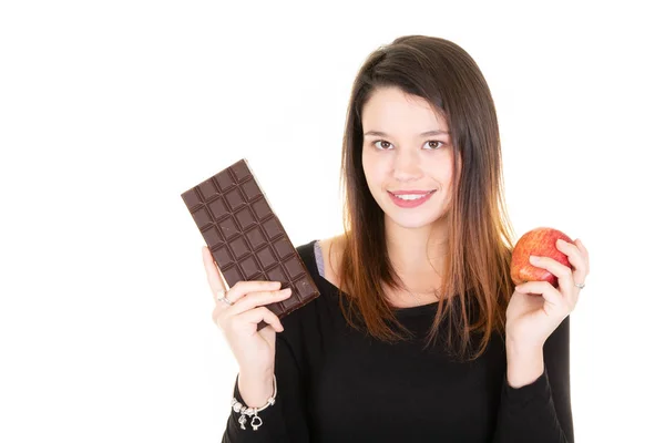 チョコレート バーと赤いリンゴから女性を選択します — ストック写真