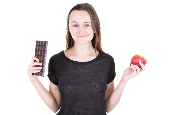 健康なアップルと不健康な食べ物チョコレート バー難しい選択で女性を笑顔 — ストック写真