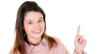 mutlu genç güzel kadın yukarı işaret