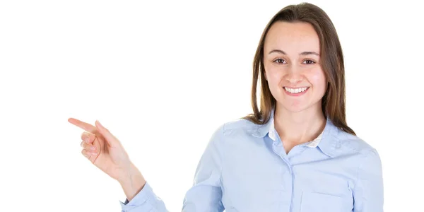 Retrato Jovem Mulher Sorrindo Apontando Para Espaço Branco — Fotografia de Stock