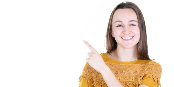 Portret Studio Podekscytowany Młoda Kobieta Sweter Wskazując Śmiejąc Się — Zdjęcie stockowe
