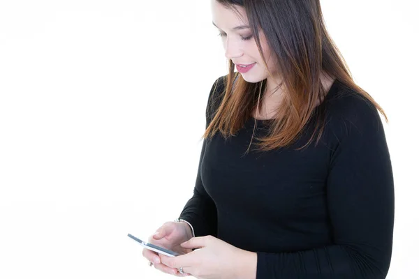 Mujer Joven Atractiva Usando Teléfono Inteligente Para Leer Noticias Los — Foto de Stock