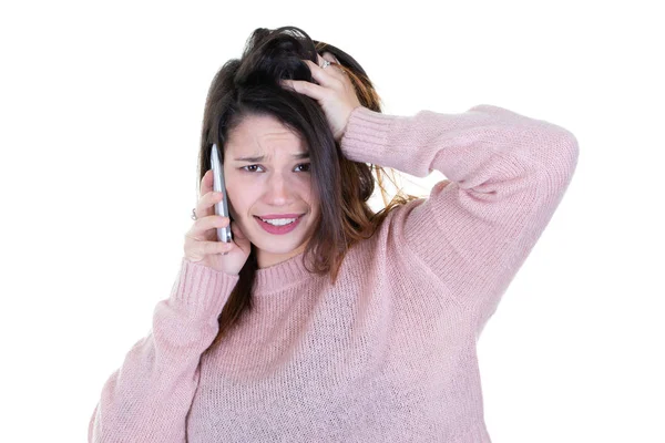 Retrato Mujer Joven Con Teléfono Sorprendente Mirando Cámara —  Fotos de Stock