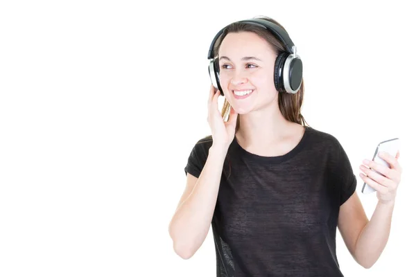 Junge Frau Mit Kopfhörer Schaut Auf Handy Sieht Links Kopierraum — Stockfoto