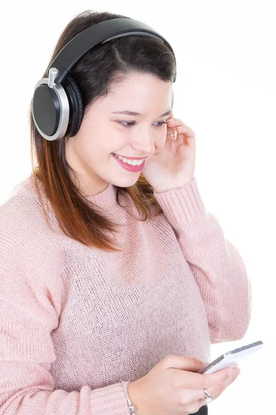 Souriant Jeune Femme Avec Écouteurs Regarde Téléphone — Photo