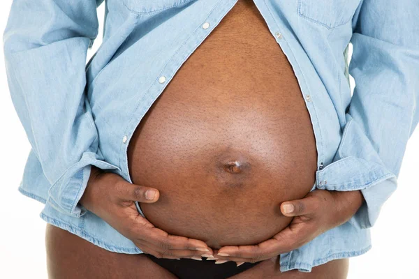 Joven Afroamericana Embarazada Camisa Azul Abierta Sobre Vientre Negro —  Fotos de Stock