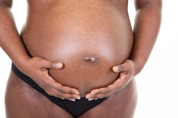 非洲裔美国人年轻的怀孕黑人妇女触摸她的肚子 — 图库照片