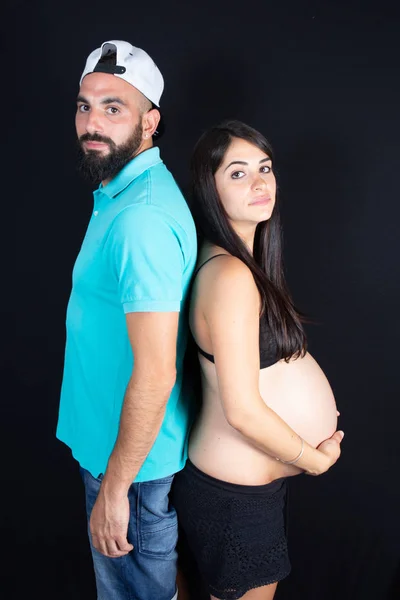 有吸引力的怀孕年轻夫妇背靠背 — 图库照片