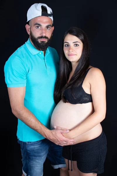 Jeune Femme Enceinte Avec Son Mari Fond Noir — Photo