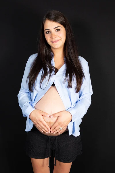 Mooie Zwangere Jongedame Permanent Zwarte Achtergrond — Stockfoto