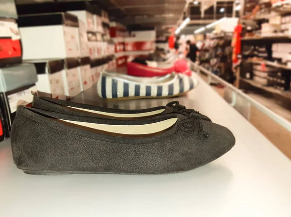 Siyah Kadın Ayakkabı Deposunda Satılık Süpermarket — Stok fotoğraf