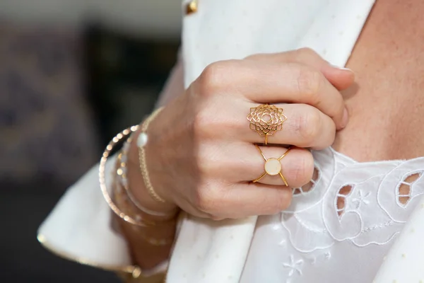Драгоценности Драгоценные Камни Кольцо Женщинах Рука Белой Праздничной Одежде — стоковое фото