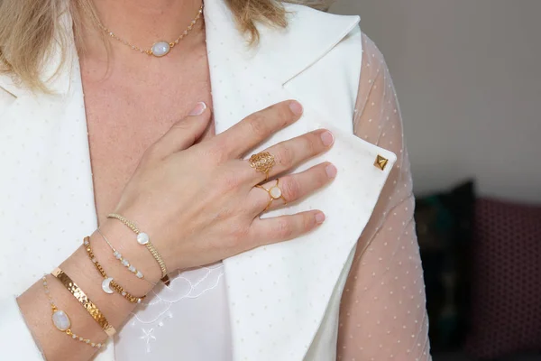 Hermosa Mujer Mano Usando Pulsera Anillo Joyería — Foto de Stock