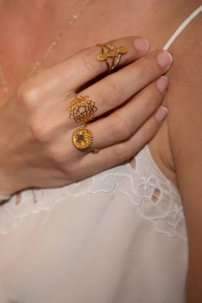 Manos Hermosas Bien Arregladas Con Una Manicura Natural Con Anillo — Foto de Stock