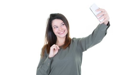 Selfie fotoğraf smartphone ile beyaz arka plan üzerinde yapım bir çekici kadın portresi