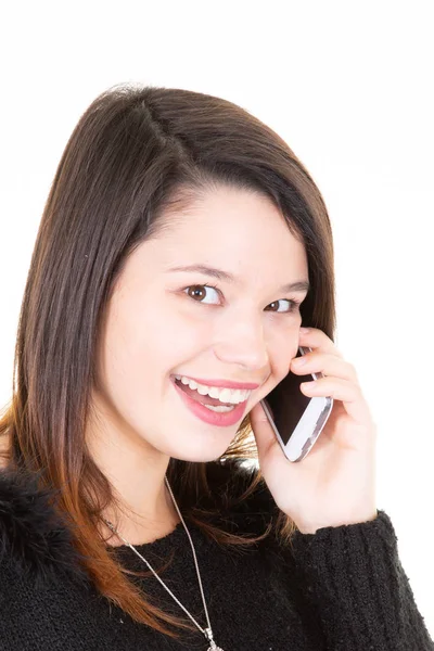年轻的微笑快乐的女人长头发是在电话里谈论白色背景 — 图库照片
