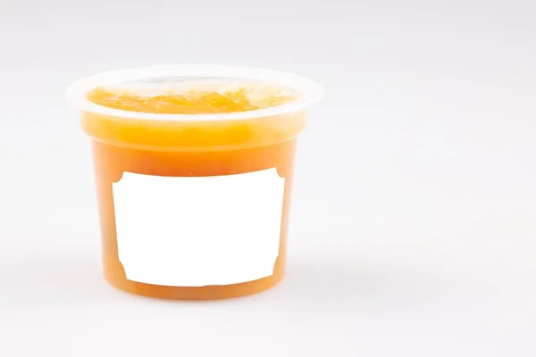 Pfirsichkompott Orangefarbenen Plastiktopf — Stockfoto